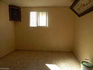 قامت مجموعة من شباب وشابات بصمة بمساعدة أحد سكان مخيم بلاطة في تحويل غرفة من منزله إلى بقالة