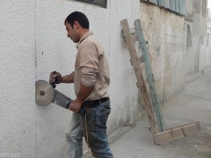 بسمة بصمة بعد وصول الحداد وقص واجهة الحائط.