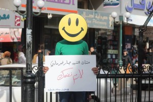 من العبارات التي رفعها الشباب المشاركون "عشان عنا حكومتين ..لازم تضحك" و "عشان العمر بيخلص والمفاوضات ما بتخلص ..لازم نضحك"