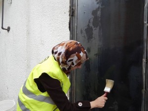 وبعد تركيب باب للبقالة الجديدة شاركت فتيات بصمة في طلائه، في عمل يعتبر لدى كثيرين مقتصرا على الرجال.