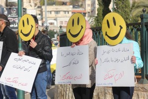 شارك في المبادرة أكثر من 50 شاب وشابة من مدينة نابلس ورام الله حاملين لافتات تعبر عن الواقع الفلسطيني بعبارات ساخرة وبأسلوب محدث للتعبير عن هموم الشعب.