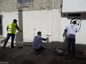 وبعد ذلك قاموا بطلاء الجدار باللون الأبيض