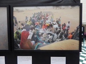 صورة من الحرب الاهلية في إقليم دارفور في السودان عام 2003 ودور الصليب الأحمر في توزيع المساعدات على ضحايا النزاع