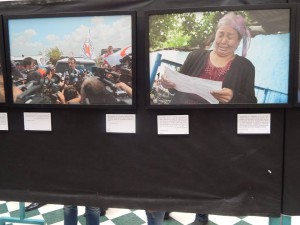 احد الصور التي تضمنها المعرض, على اليمين صورة من قرغيزستان عام 2010 وعلى اليسار صورة من سوريا عام 2011