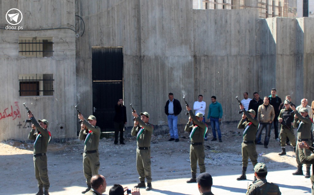 21 طلقة في الهواء احتفاءً بوصول رفاة الشهيد