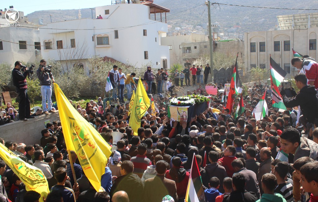 الجنازة أمام منزل الشهيد لإلقاء نظرة الوداع. تصوير علي حنني