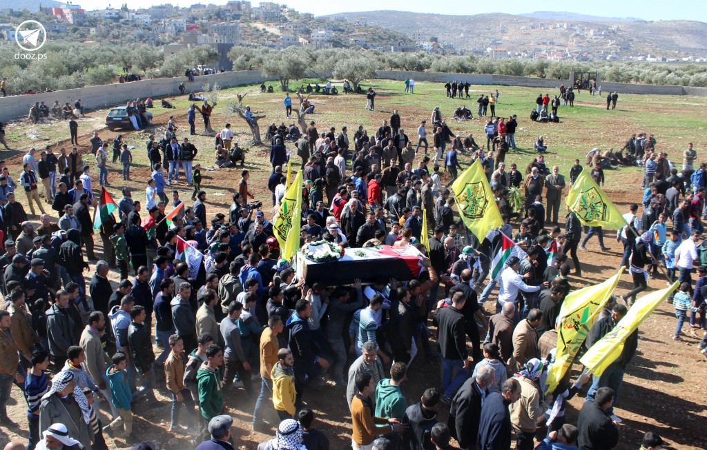 في الطريق إلى المسجد القديم لصلاة الجنازة على الشهيد. تصوير علي حنني