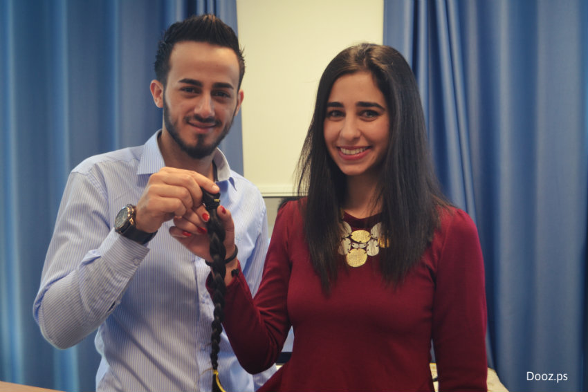 الطالبة ريم بعد أن قامت بقص شعرها مع الكوافير عميد عصفور