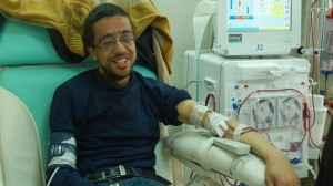 أحد الشباب المرضى مسرور بنشاط متطوعي الخدمة المجتمعية