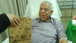 مريض يستلم هدية من ما تم توريعه على مرضى الكلى