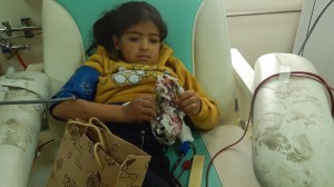 طفلة تقوم بغسيل الكلى في مستشفى النجاح الوطني 