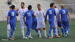 هلال القدس بالأزرق، جدعان بلاطة بالأبيض والمصافحة قبل انطلاق المباراة.