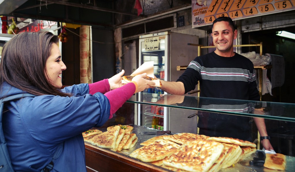 تعتمد جورجيت على نفسها في شراء كافة الإحتياجات الشخصية والمنزلية.