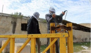 البوابة الحديدية التي تغلق في لحظات الطوارئ فقط