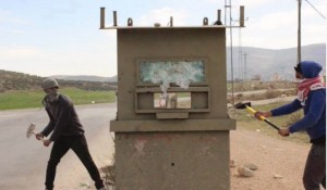 لا يوجد تواجد لقوات الاحتلال على الحاجز استغل الشباب هذا الأمر وهربوا قبل قدومهم