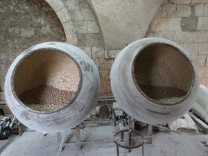 تُدعى المرحلة التي يوضع فيها النشا والطحين على حبة الفستق بـ "التلبس"