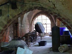 تستخدم الآلات المستوردة من سوريا في تصنيع البندق حيث تعتبر حلب من أشهر المدن في صناعته