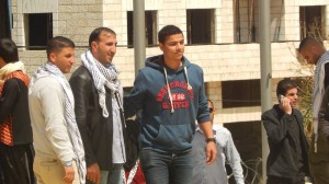 الفائز بجائزة العمرة برفقة رئيس مجلس اتحاد الطلبة في جامعة النجاح الوطنية