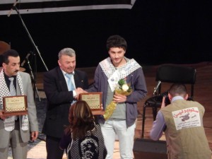 زميلنا في موقع دوز أحمد البظ خلال تكريمه