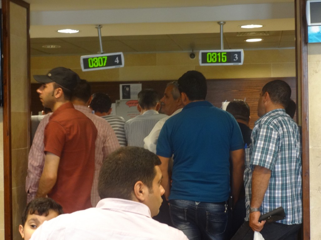 العطل الإلكتروني أدى إلى تزاحم المواطنين وعدم انتظام الدَّوْر