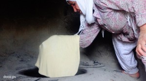 تزرع أم خالد وزوجها القمح في سهل البلدة كل عام، لأن الطحين البلدي الأحمر أفضل من الطحين الأبيض الذي تستخدمه المخابز الآلية.