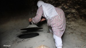 يصنع الطابون من "الحُوَّر" و"التبن" ويخلط بالماء ويتم تشكيله دائرياً، ويكون في أعلاه فتحة تغطى بصاج من حديد لحفظ الحرارة.