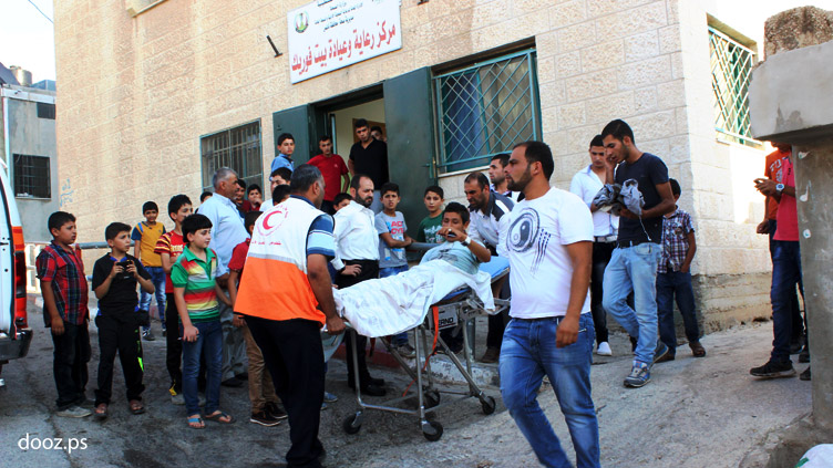 محمود مليطات أثناء نقله إلى مستشفى رفيديا بعد تلقيه العلاج في مركز رعاية بيت فوريك
