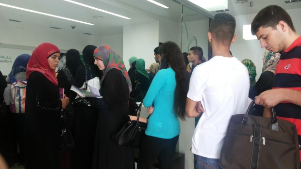 ازدحام الطلبة لدفع رسوم التسجيل قد يساوي أعداد الطلبة الذين ينتظرون أمام مكاتب رؤساء الأقسام لتعديل برامجهم.