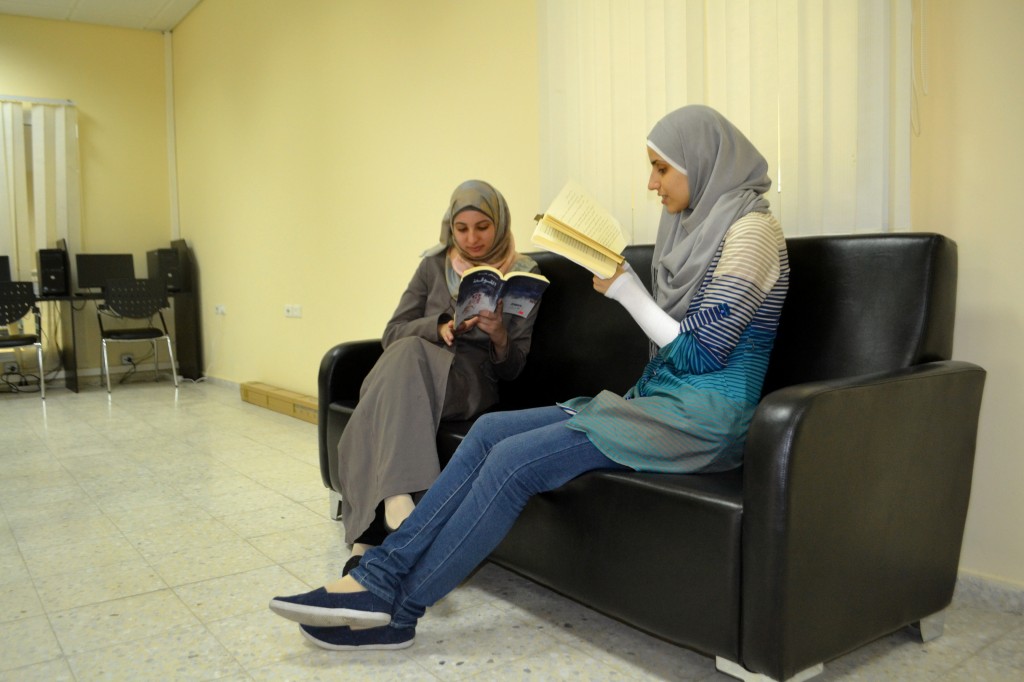 الطالبتان ملاك أبو عيشة وصفاء ديرية من أوائل المنتسبين لمجتمع طلال أبو غزالة.