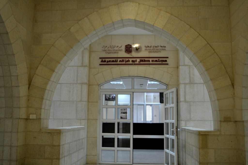 على الراغبين بالتسجيل أو الاستفسار زيارة مقر المجتمع في الطابق B1 بالمعهد الكوري.