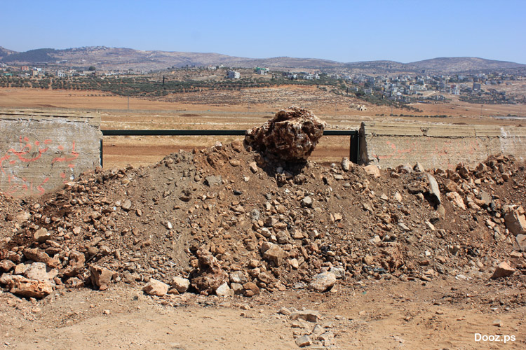الجرافات الإسرائيلية تغلق مدخل مضمار سباق الخيل لإجبار المنظمين على إلغاء سباق الجمعة