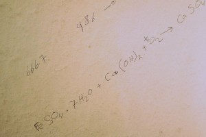 قد تكتب مقطعا من قصيدة ما أو أغنية على جدار غرفتك أو ترسم حتى رسمة، لكن ماذا عن دراسة الكيمياء وحل المعادلات الكيميائية على الجدران؟!