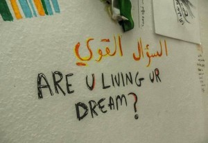 حين تحتار بخيارات حياتك وتصبح عاجزا عن أن تقرر فيما إذا كنت ستخطو خطوة إلى الأمام أم سترجع إلى الوراء، يكون الجواب بهذا السؤال: (هل تحقق حلمك؟)