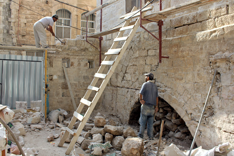 يلجأ أهالي حي القريون إلى المساجد المجاورة حتى انتهاء العمل في مسجد التينة