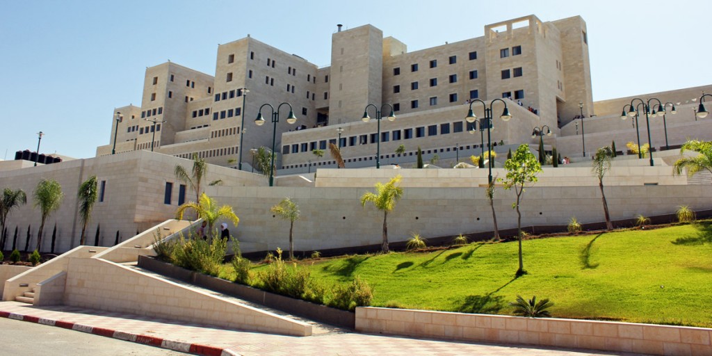 تسعى نقابة اتحاد العاملين جاهدة إلى تعطيل فرض الضرائب الحكومية على موظفي الجامعة