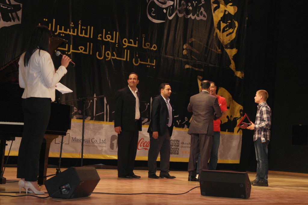 في نهاية الحفل كرم خالد مفلح مدير العلاقات العامة في جامعة النجاح كلا من الشاعر هشام الجخ والفنان باسل زايد