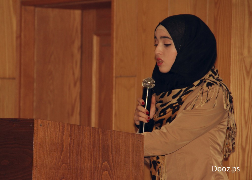 الطالبة أنوار قشوع في سنتها الجامعية الثانية بجامعة النجاح