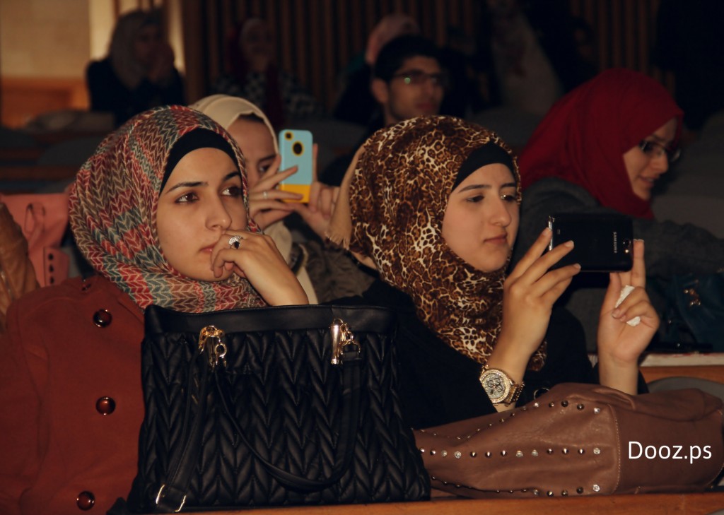 الحضور متأثرين بإلقاء أريج وأنوار، إذ أقدم شاب من الحضور على إنشاد أغنية للقدس في ختام الأمسية 
