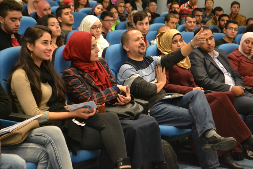 محاضرو كلية الطب برفقة طلبتهم، يشاركون في طرح الأسئلة على الدكتور عبد الرحمن