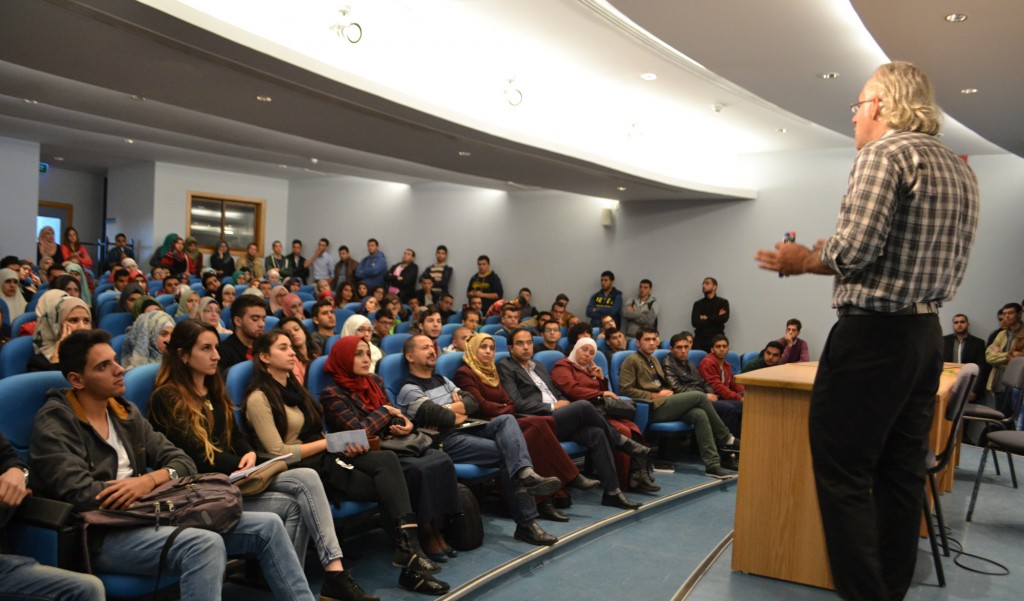 شهدت المحاضرة إقبالا واسعا من طلبة الطب وعدد من طلبة الكليات الأخرى
