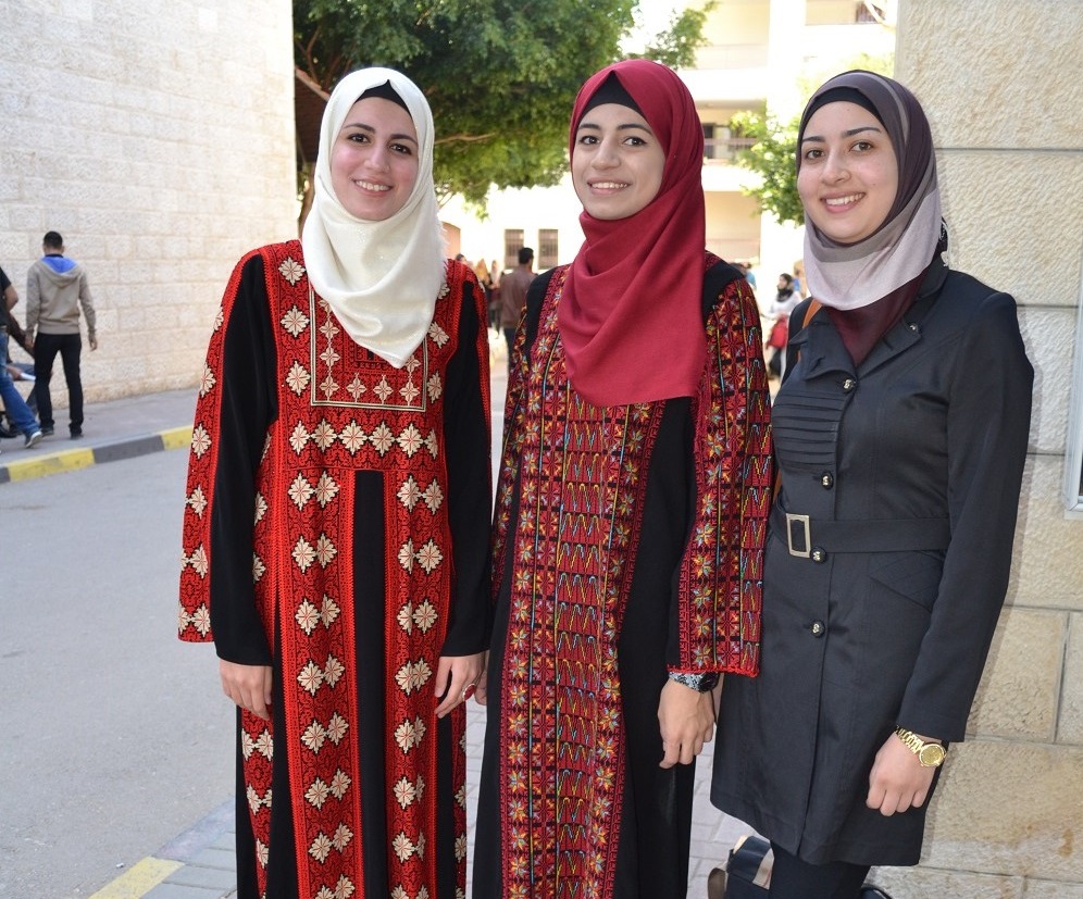 الطالبات غدير وإسراء وديمة، يمثلن جامعة النجاح من بين عشرة طلاب من النجاح