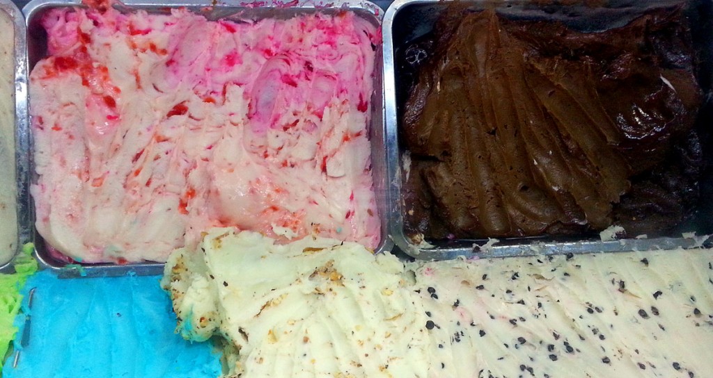 يعمل محل بيع البوظة صيفاً وشتاءً، إذ يستمر إقبال الكثير من الزبائن على شراء البوظة حتى في الأيام الباردة