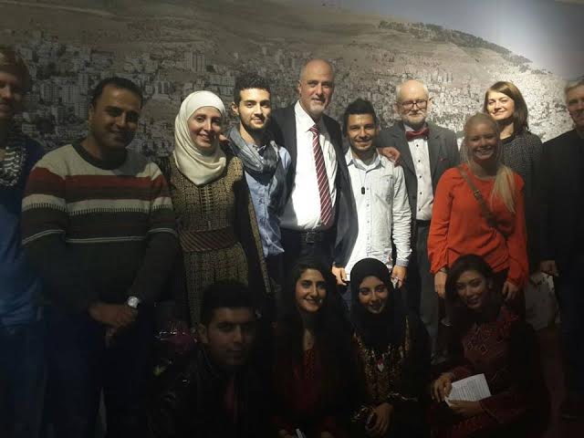 طلبة النجاح برفقة مدير العلاقات العامة خالد مفلح والطلبة النرويجيين
