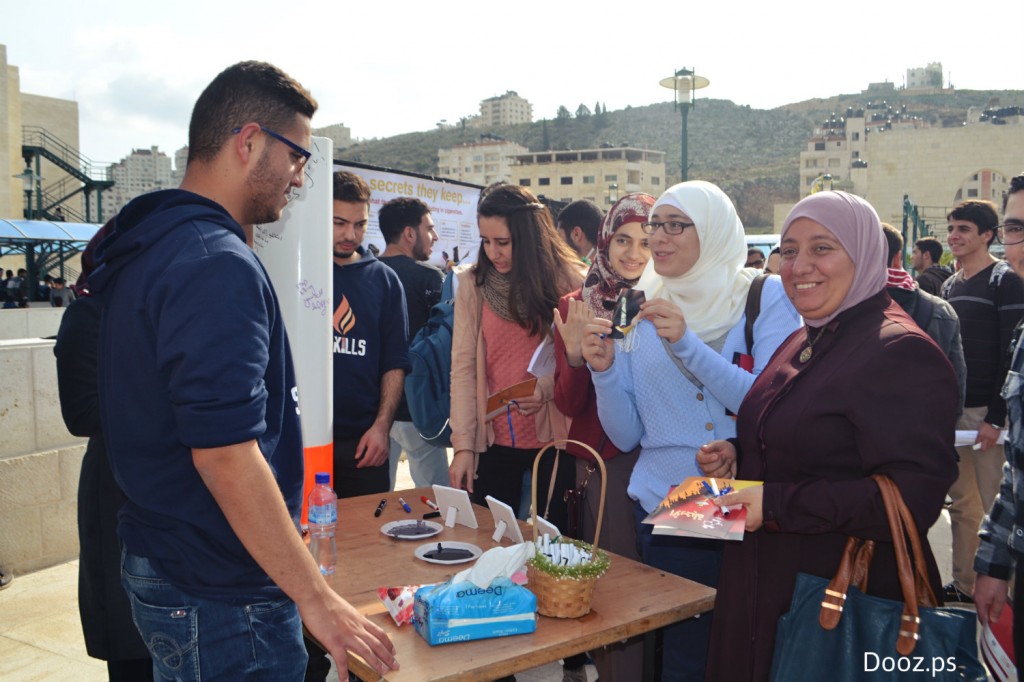 شارك محاضرو كلية الطب بالنجاح في فعالية التوعية بمضار التدخين، التي نظمها طلبتهم