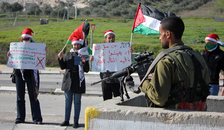 بدت الفرحة واضحة على وجوه المارين عبر الحاجز بعد استقبالهم بالأعلام الفلسطينية والورود
