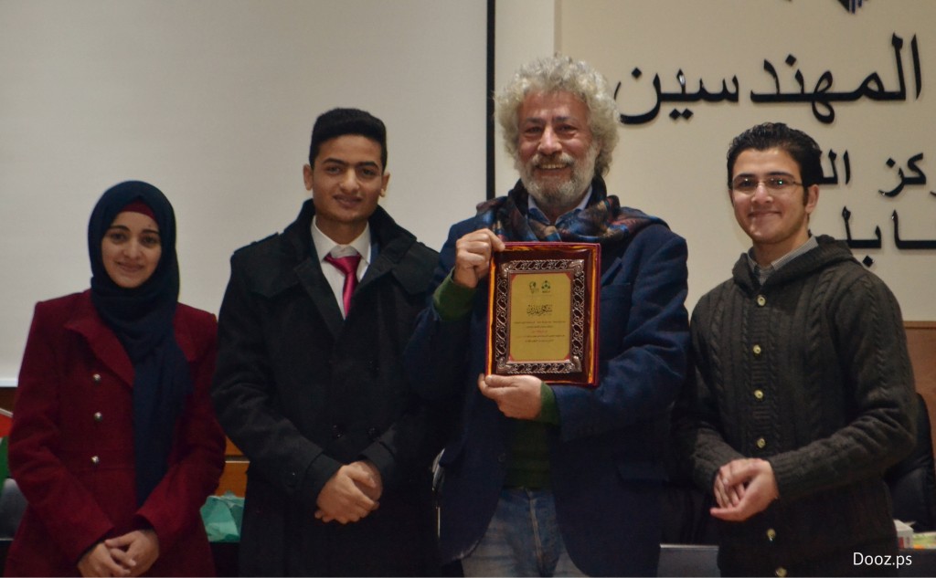 مدير موقع دوز عبد الرحمن عثمان أثناء تكريم دوز لكونه الراعي الإعلامي للبرنامج في نسخته الثالثة
