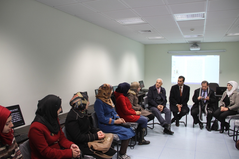 التقى العرب بعدد من طلبة الجامعة الذين تتكفل بنفقات دراستهم الجمعية الكويتية
