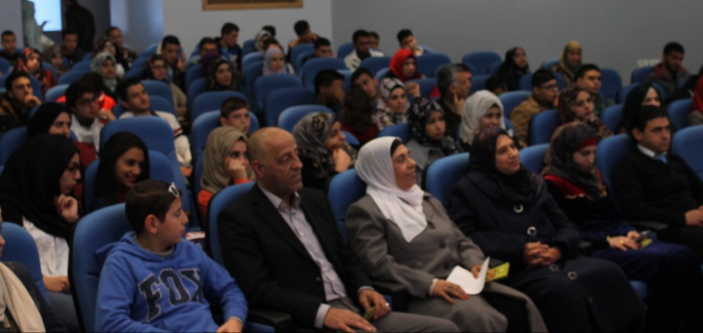 لاقت المسرحية حضورا جيدا من أساتذة وطلاب الجامعة