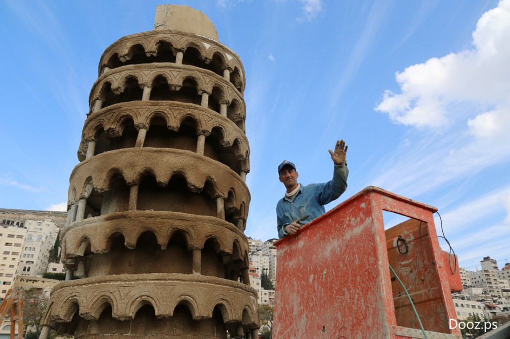 تولى الفنان التشكيلي سلطان عيران مهمة تنفيذ مجسمي برج بيزا وبوابة برلين يدوياً