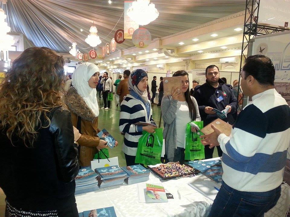 توافد طلبة المدارس إلى المعرض للتعرف على الجامعات وآليات القبول فيها